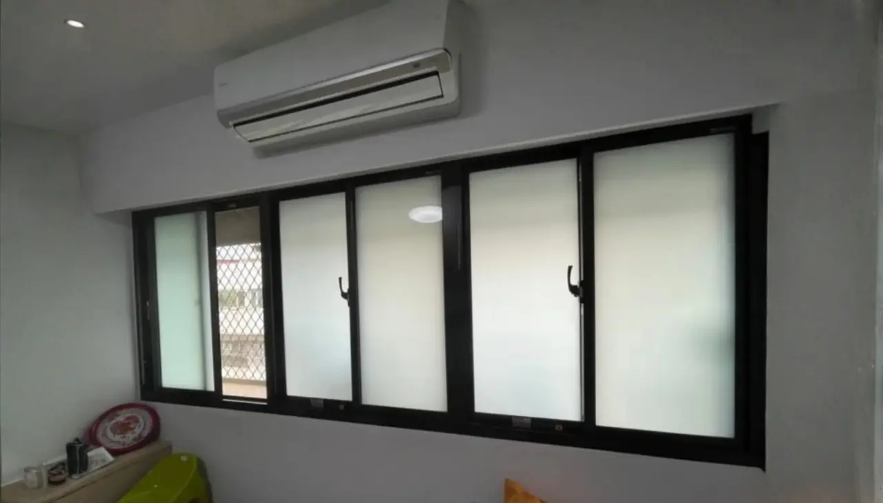 住宅方位為坐西南朝東北，陽宅風水鑑定說明採光與空間配置重點